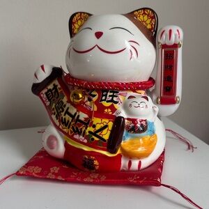 Maneki-neko (Chinese Waving Cat)